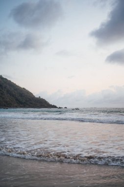 Selong Belanak Sahili, Lombok 'ta akşam ışığı dalgaların üzerinde