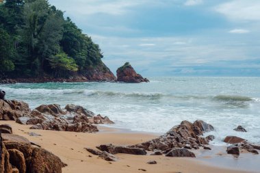 Banana Beach 'te dalgalar, Choeng Thale, Phuket, Tayland