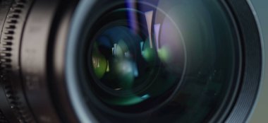 Detaylı bir kamera merceği karmaşık optik ve renkli.