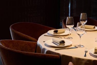 Cilalı sofra takımı ve sıcak atmosferi olan şık bir yemek düzeni.