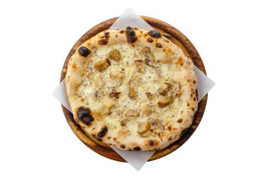 Mantarlı ve peynirli odun ateşinde pizza.