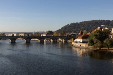 Charles Bridge Prag 'daki Vltava nehrinin üzerinde ilerliyor.