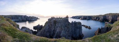 Engebeli Kıyı Uçurumlarında Gündoğumunun Panoramik Manzarası