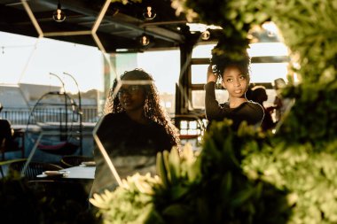 Aynadaki genç kadınların yansımaları.