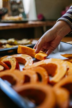 Pişirmek için taze balkabağı dilimleri hazırlıyorum.