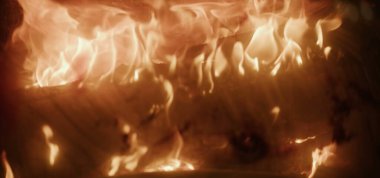 Alevler odunları canlı bir ısı ve dönen hareketle yutar.