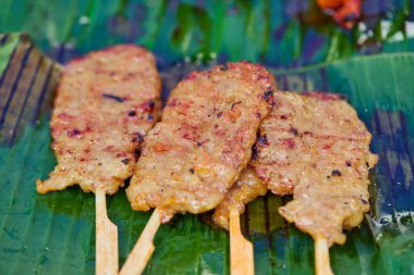 Sokak yemeklerinde ızgara domuz etine yakından bakın.