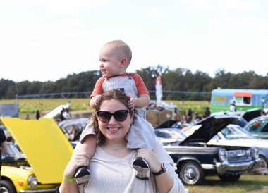 Annemlerin omuzları güneş ışığını emer..