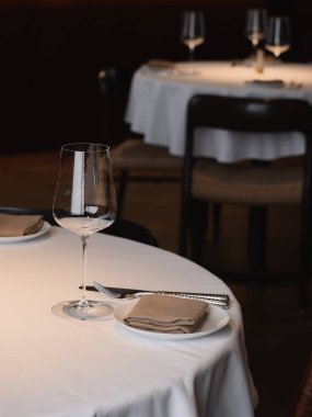 Konforlu bir restoranda şık bir yemek düzeni ve ince detaylar.