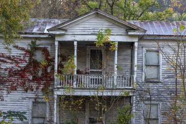 Kırsalda terk edilmiş bir ev.