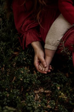 Bebek doğada annelerin kucağında oturuyor.