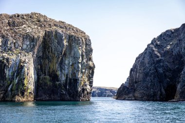 Yükselen Kayalıklar Denizde Açılıyor
