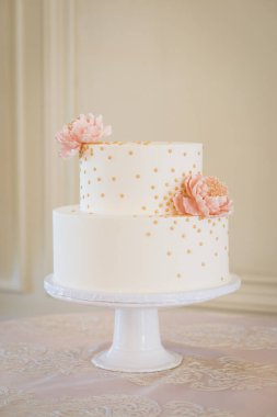 Pembe Çiçekli Minimalist İki Kademe Düğün Keki