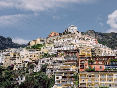 Suya bakan Positano İtalya 'nın manzaralı evleri