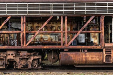 Bir lokomotifin çerçevesinde ortaya çıkan dizel motorun yan görünümü