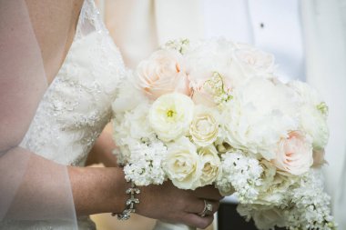 Gelin Tutma Kızarıklığı ve Beyaz Gül Düğün Buketi