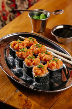 Wasabi ve soya soslu Gunkan dürümü.