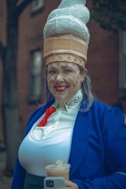 Cadılar Bayramı için dondurma külahı gibi giyinmiş bir kadın.