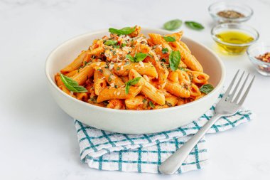 Taze fesleğen yapraklı, domates soslu makarna.