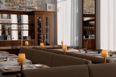 Modern bir restoranda hafif ışıklandırması olan şık bir yemek salonu.