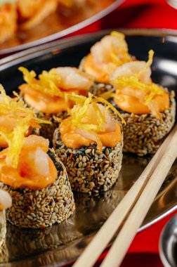 susam tohumu rulosu ve yemek çubukları