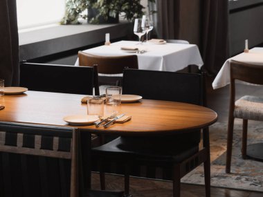 Samimi bir restoranın içinde şık bir yemek düzeni.