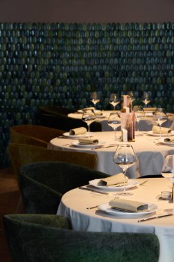 Yeşil dekorlu şık bir restoranda şık bir yemek düzeni.