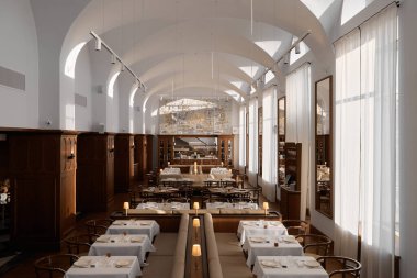 Şık bir restoranda doğal ışığı olan şık bir yemek odası.