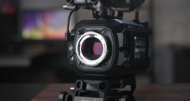 Güçlü bir profesyonel kamera görüntüye hazır..