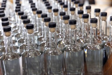 Mantar kapaklı boş cam şişeler.