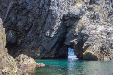 Turkuaz Suyun Üzerinde Kaya Kemeri