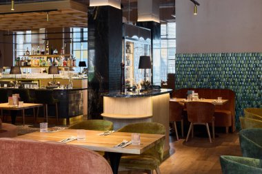 Modern bir restoranda şık bir yemek salonu ve şık dekorları var.