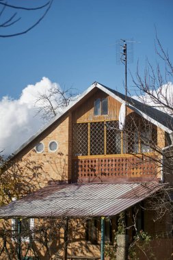Sonbahar Yeşilliklerinde Süslü Güvenlik Çubuklarıyla Kırsal Dacha Evi Gable