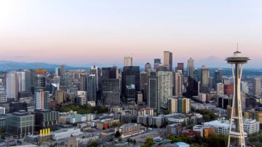 Ağustos 'ta gün batımında Seattle gökyüzü