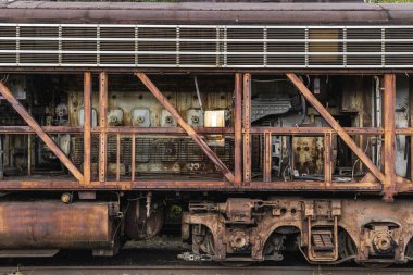 Bir lokomotifin çerçevesinden çıkan dizel bir motor.