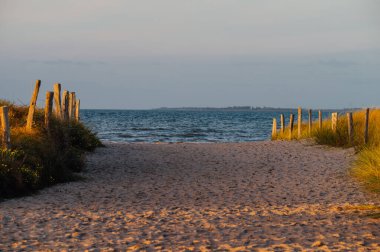 Heiligenhafen 'da kumsala giden yol, Almanya' nın kuzeyinde Schleswig
