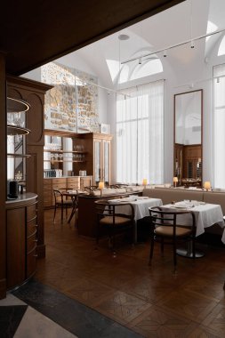 Büyüleyici bir restoranda doğal ışık alan şık bir yemek salonu.