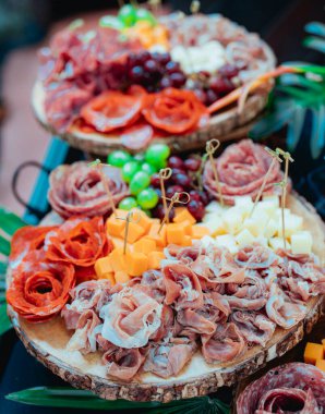 Peynirli jambon meyvesi için lezzetli kesim tahtası