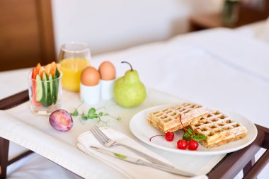 Rahatlatıcı bir otel için nefis bir kahvaltı tepsisi hazırlandı.