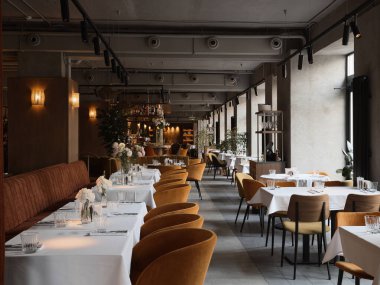 Modern bir restoranın içinde şık bir yemek düzeni.