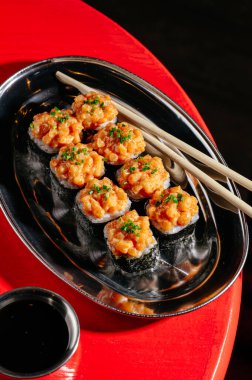 Gunkan metal bir tabakta çubuklarla yuvarlanıyor.