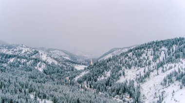 Şafak vakti karla kaplı hava manzarası