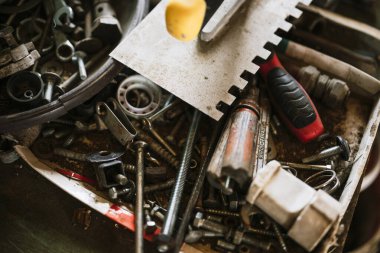 Çeşitli araçlar ve donanım atölyeye saçıldı