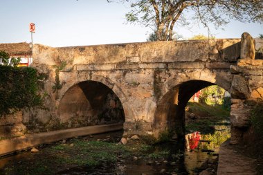 Tarihi sömürge kasabası kayalık köprüsünün güzel manzarası