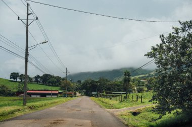 Monteverde 'den La Fortuna, Kosta Rika' ya kadar kırsal yol puslu.