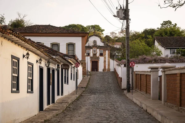 Tarihi koloni kasaba kilisesi ve evleri için güzel bir manzara.