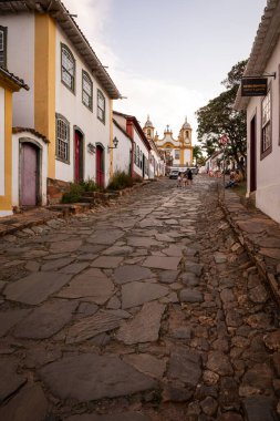 Tarihi koloni kasaba kilisesi ve evleri için güzel bir manzara.
