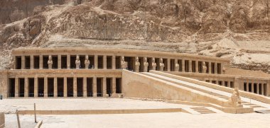 Uçurumun kenarına oyulmuş Hatshepsut Morg Tapınağı