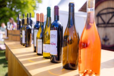 Masada beyaz şarap şişeleri var.