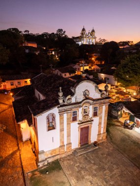 Tarihi sömürge kasabası kilisesine güzel bir hava manzarası